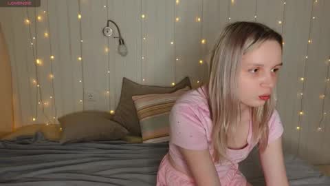 tinasiner online show from 11/22/25, 04:39