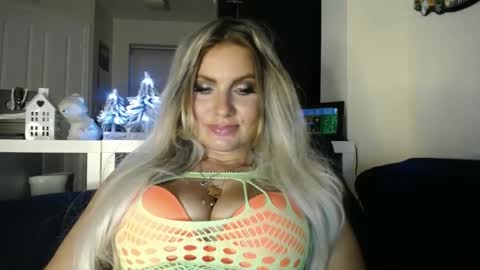 Snapshot of tinkerbell822 chatting on 12/16/24, 04:16 tinkerbell822 online show from 12/16/24, 04:16