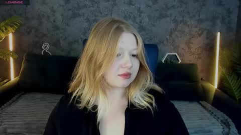 TinkerrBelll online show from 11/17/25, 08:14