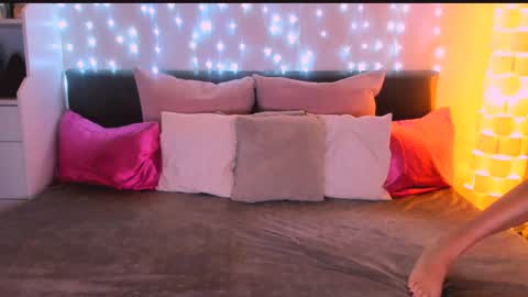 TinyDorina online show from 12/31/24, 07:42