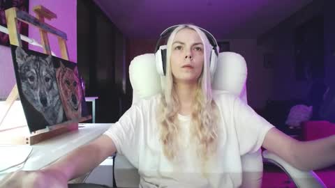 Snapshot of tinykylie chatting on 10/05/25, 10:40 stage Kylie Sinner brand CLITBAIT online show from 10/05/25, 10:40