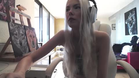 Snapshot of tinykylie chatting on 10/06/25, 06:16 stage Kylie Sinner brand CLITBAIT online show from 10/06/25, 06:16