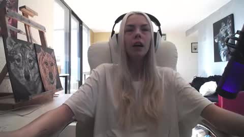 Snapshot of tinykylie chatting on 10/09/25, 06:28 stage Kylie Sinner brand CLITBAIT online show from 10/09/25, 06:28