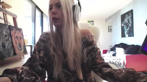 Snapshot of tinykylie chatting on 10/10/25, 07:35 stage Kylie Sinner brand CLITBAIT online show from 10/10/25, 07:35