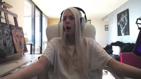 Snapshot of tinykylie chatting on 10/11/25, 06:28 stage Kylie Sinner brand CLITBAIT online show from 10/11/25, 06:28