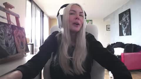 Snapshot of tinykylie chatting on 10/12/25, 08:19 stage Kylie Sinner brand CLITBAIT online show from 10/12/25, 08:19