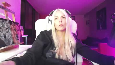 Snapshot of tinykylie chatting on 10/13/25, 08:25 stage Kylie Sinner brand CLITBAIT online show from 10/13/25, 08:25