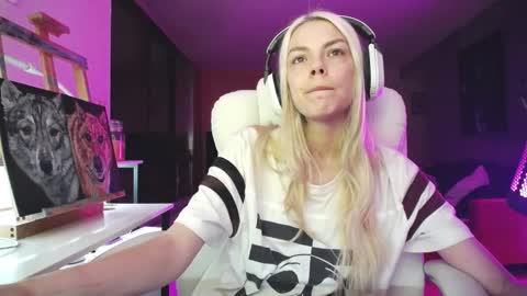 Snapshot of tinykylie chatting on 10/15/25, 07:19 stage Kylie Sinner brand CLITBAIT online show from 10/15/25, 07:19