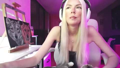 Snapshot of tinykylie chatting on 10/16/25, 07:31 stage Kylie Sinner brand CLITBAIT online show from 10/16/25, 07:31