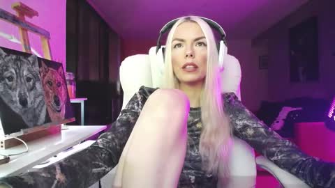 Snapshot of tinykylie chatting on 10/18/25, 07:31 stage Kylie Sinner brand CLITBAIT online show from 10/18/25, 07:31