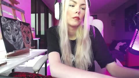 Snapshot of tinykylie chatting on 10/19/25, 10:16 stage Kylie Sinner brand CLITBAIT online show from 10/19/25, 10:16