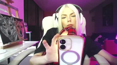 Snapshot of tinykylie chatting on 10/19/25, 10:21 stage Kylie Sinner brand CLITBAIT online show from 10/19/25, 10:21