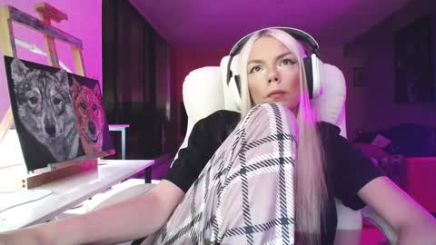 Snapshot of tinykylie chatting on 10/21/25, 04:13 stage Kylie Sinner brand CLITBAIT online show from 10/21/25, 04:13