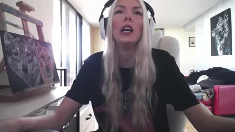 Snapshot of tinykylie chatting on 10/21/25, 07:47 stage Kylie Sinner brand CLITBAIT online show from 10/21/25, 07:47