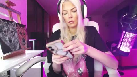 Snapshot of tinykylie chatting on 10/23/25, 10:52 stage Kylie Sinner brand CLITBAIT online show from 10/23/25, 10:52