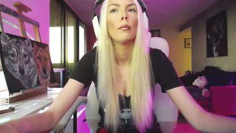 Snapshot of tinykylie chatting on 10/24/25, 09:33 stage Kylie Sinner brand CLITBAIT online show from 10/24/25, 09:33