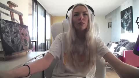 Snapshot of tinykylie chatting on 10/27/25, 07:51 stage Kylie Sinner brand CLITBAIT online show from 10/27/25, 07:51