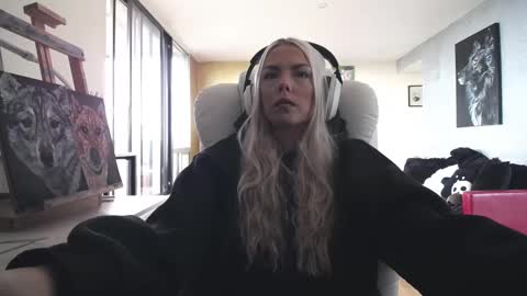 Snapshot of tinykylie chatting on 10/28/25, 03:14 stage Kylie Sinner brand CLITBAIT online show from 10/28/25, 03:14