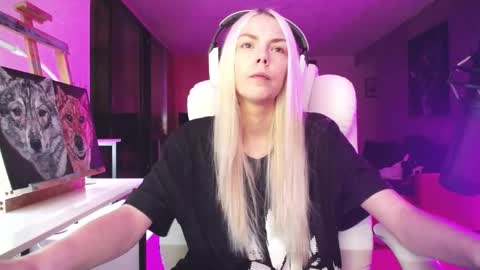 Snapshot of tinykylie chatting on 10/30/25, 07:32 stage Kylie Sinner brand CLITBAIT online show from 10/30/25, 07:32