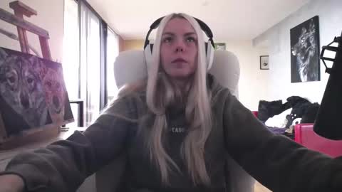 Snapshot of tinykylie chatting on 10/30/25, 07:36 stage Kylie Sinner brand CLITBAIT online show from 10/30/25, 07:36