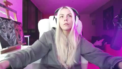 Snapshot of tinykylie chatting on 10/31/25, 08:37 stage Kylie Sinner brand CLITBAIT online show from 10/31/25, 08:37