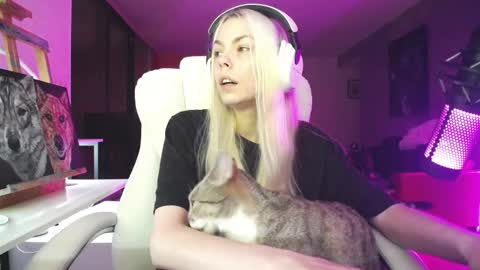 Snapshot of tinykylie chatting on 11/02/25, 08:39 stage Kylie Sinner brand CLITBAIT online show from 11/02/25, 08:39