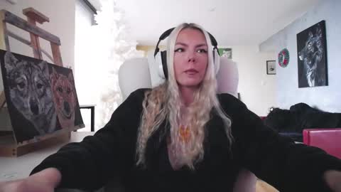 Snapshot of tinykylie chatting on 11/08/25, 07:12 stage Kylie Sinner brand CLITBAIT online show from 11/08/25, 07:12