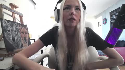 Snapshot of tinykylie chatting on 11/09/25, 01:42 stage Kylie Sinner brand CLITBAIT online show from 11/09/25, 01:42