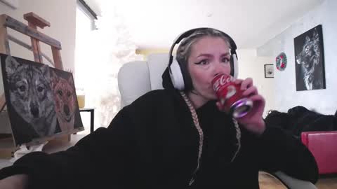 Snapshot of tinykylie chatting on 11/10/25, 07:02 stage Kylie Sinner brand CLITBAIT online show from 11/10/25, 07:02