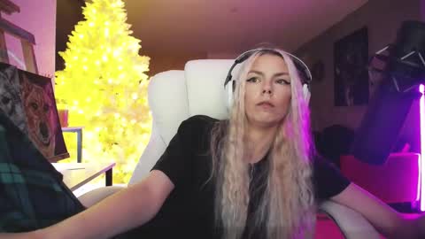 Snapshot of tinykylie chatting on 11/13/25, 10:25 stage Kylie Sinner brand CLITBAIT online show from 11/13/25, 10:25