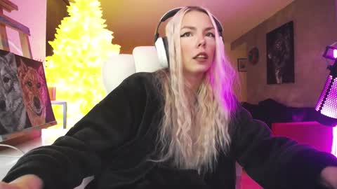 Snapshot of tinykylie chatting on 11/13/25, 10:30 stage Kylie Sinner brand CLITBAIT online show from 11/13/25, 10:30