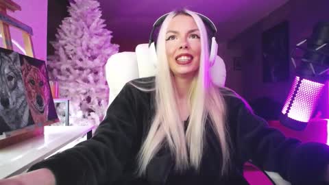 Snapshot of tinykylie chatting on 11/14/25, 10:07 stage Kylie Sinner brand CLITBAIT online show from 11/14/25, 10:07