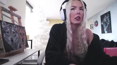 Snapshot of tinykylie chatting on 11/16/25, 12:22 stage Kylie Sinner brand CLITBAIT online show from 11/16/25, 12:22