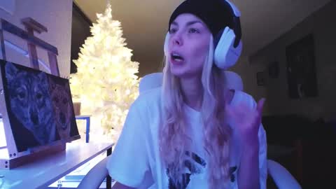 Snapshot of tinykylie chatting on 11/17/25, 10:04 stage Kylie Sinner brand CLITBAIT online show from 11/17/25, 10:04