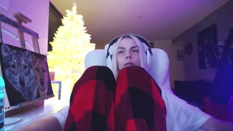 Snapshot of tinykylie chatting on 11/18/25, 10:09 stage Kylie Sinner brand CLITBAIT online show from 11/18/25, 10:09