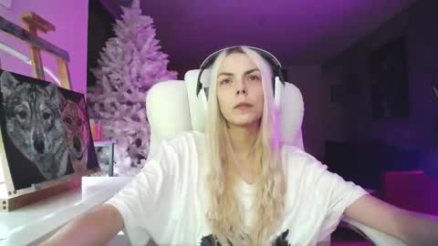 Snapshot of tinykylie chatting on 11/18/25, 10:14 stage Kylie Sinner brand CLITBAIT online show from 11/18/25, 10:14