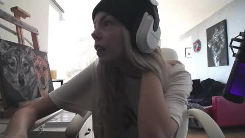 Snapshot of tinykylie chatting on 11/19/25, 04:07 stage Kylie Sinner brand CLITBAIT online show from 11/19/25, 04:07