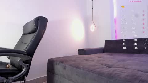 Snapshot of tinymoon_ chatting on 01/23/25, 10:11 Luna online show from 01/23/25, 10:11