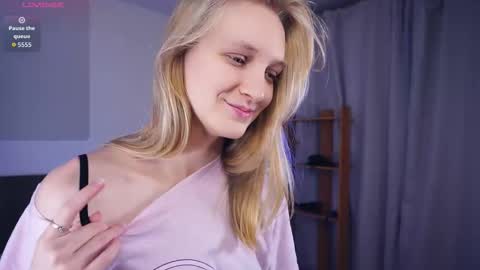 Snapshot of tobicovitt chatting on 11/01/25, 06:04 Mary online show from 11/01/25, 06:04