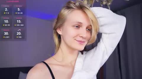 Snapshot of tobicovitt chatting on 11/08/25, 06:13 Mary online show from 11/08/25, 06:13