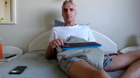 Snapshot of toffmen chatting on 09/28/25, 06:30 Daniel Bisexual uncut 20cm online show from 09/28/25, 06:30