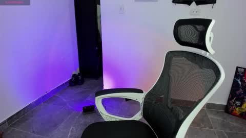 Snapshot of tokyo_uwu chatting on 10/10/25, 01:26 sofi 3 online show from 10/10/25, 01:26