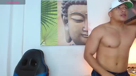 Snapshot of tom_muscle1 chatting on 01/08/25, 03:17 Tom muscle1 online show from 01/08/25, 03:17