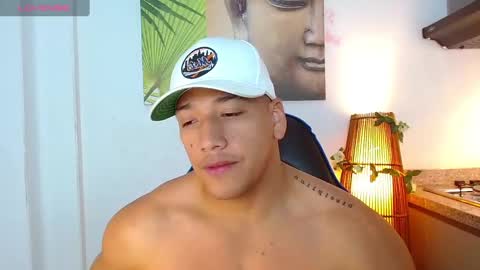 Snapshot of tom_muscle1 chatting on 01/21/25, 03:43 Tom muscle1 online show from 01/21/25, 03:43