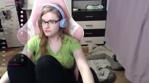 Snapshot of tomato_tease chatting on 10/10/25, 05:06 tomato_tease online show from 10/10/25, 05:06