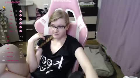 Snapshot of tomato_tease chatting on 10/27/25, 04:00 tomato_tease online show from 10/27/25, 04:00