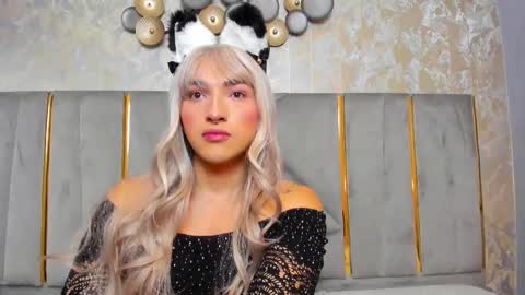 Snapshot of tomlondon_ chatting on 02/19/25, 02:44 online show from 02/19/25, 02:44