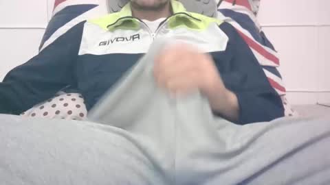 Snapshot of tommaso9046 chatting on 01/19/25, 03:42 tommaso9046 online show from 01/19/25, 03:42