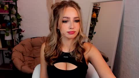 Snapshot of top_twins chatting on 02/19/25, 03:06 Yara online show from 02/19/25, 03:06