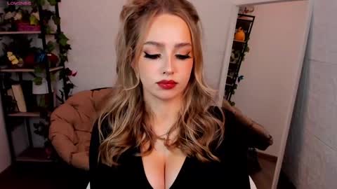 Snapshot of top_twins chatting on 02/19/25, 06:11 Yara online show from 02/19/25, 06:11